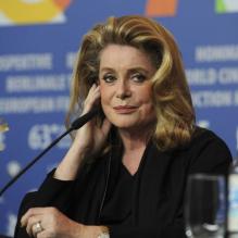 Catherine Deneuve attentive à la conférence de presse du film Elle S'en Va au Festival international du film de Berlin, le 15 février 2013.