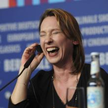 La réalisatrice du film Emmanuelle Bercot éclate de rire pendant la conférence de presse du film Elle S'en Va au Festival international du film de Berlin, le 15 février 2013.