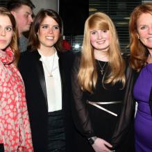 <p>Les princesses Beatrice et Eugenie d'York et leur mère Sarah Ferguson avec Hannah Martin, une jeune patiente de 14 ans atteinte d'une leucémie, lors de l'inauguration le 26 février 2013 d'un nouveau service d'oncologie pour jeunes cancéreux au Macmillan Centre de l'hôpital universitaire de Londres (UCLH).</p>