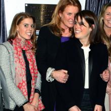 <p>Les princesses Beatrice et Eugenie d'York, avec leur mère Sarah Ferguson, inauguraient le 26 février 2013 un nouveau service d'oncologie pour jeunes cancéreux au Macmillan Centre de l'hôpital universitaire de Londres (UCLH).</p>