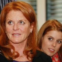 <p>La duchesse Sarah Ferguson et sa fille Beatrice d'York lors de l'inauguration le 26 février 2013 un nouveau service d'oncologie pour jeunes cancéreux au Macmillan Centre de l'hôpital universitaire de Londres (UCLH).</p>