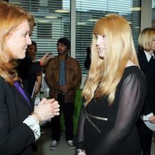 <p>La jeune patiente Hannah Martin en discussion avec la duchesse d'York. Les princesses Beatrice et Eugenie d'York, accompagnées de leur mère Sarah Ferguson, inauguraient le 26 février 2013 un nouveau service d'oncologie pour jeunes cancéreux au Macmillan Centre de l'hôpital universitaire de Londres (UCLH).</p>
