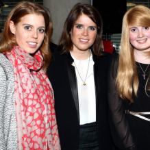 <p>Les princesses Beatrice et Eugenie d'York avec Hannah Martin, une jeune patiente de 14 ans atteinte d'une leucémie, lors de l'inauguration le 26 février 2013 d'un nouveau service d'oncologie pour jeunes cancéreux au Macmillan Centre de l'hôpital universitaire de Londres (UCLH).</p>
