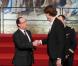 François Hollande et Yannick Agnel lors de la cérémonie de remise de la Légion d'honneur aux sportifs médaillés à Londres lors des Jeux olympiques, au palais de l'Elysée le 1er mars 2013 à Paris