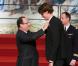 François Hollande et Yannick Agnel lors de la cérémonie de remise de la Légion d'honneur aux sportifs médaillés à Londres lors des Jeux olympiques, au palais de l'Elysée le 1er mars 2013 à Paris