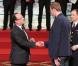 François Hollande et Alain Bernard lors de la cérémonie de remise de la Légion d'honneur aux sportifs médaillés à Londres lors des Jeux olympiques, au palais de l'Elysée le 1er mars 2013 à Paris