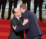 François Hollande et Alain Bernard lors de la cérémonie de remise de la Légion d'honneur aux sportifs médaillés à Londres lors des Jeux olympiques, au palais de l'Elysée le 1er mars 2013 à Paris