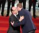 François Hollande et Alain Bernard lors de la cérémonie de remise de la Légion d'honneur aux sportifs médaillés à Londres lors des Jeux olympiques, au palais de l'Elysée le 1er mars 2013 à Paris