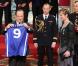 François Hollande et Céline Dumerc lors de la cérémonie de remise de la Légion d'honneur aux sportifs médaillés à Londres lors des Jeux olympiques, au palais de l'Elysée le 1er mars 2013 à Paris