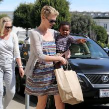 Charlize Theron et son petit Jackson dans les rues de Beverly Hills, le 2 mars 2013.