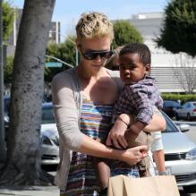 Charlize Theron emmène son fils chez le coiffeur à Beverly Hills, le 2 mars 2013.