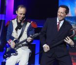 Jean-Jacques Goldman et Gad Elmaleh dans le spectacle des Enfoirés 2013