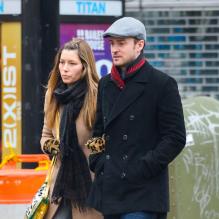 Les jeunes mariés Justin Timberlake et Jessica Biel se promènent, main dans la main, dans les rues de New York, le 1er Mars 2013.
