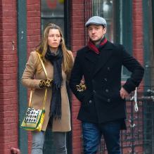 Le chanteur Justin Timberlake et Jessica Biel se promènent, main dans la main, dans les rues de New York, le 1er Mars 2013.
