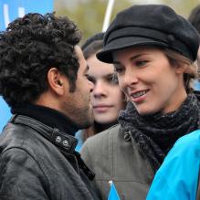 Mélissa Theuriau et Jamel Debbouze, toujours plus complices et amoureux, lors de l'opération Poussettes vides au profil de l'Unicef à Paris dans les jardins du Trocadéro le 18 novembre 2012