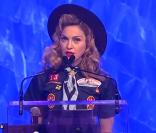 Madonna, vêtue en Boy Scout, tente encore la provoc avec un baiser