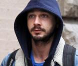 Shia LaBeouf surpris dans le quartier de SoHo, gants de boxe à la main. New York, le 1er mars 2013.