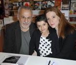 Francis Perrin et son épouse, Gersende, avec leur fille Clarisse au 33e Salon du Livre de Paris, le 24 mars 2013.