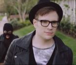 Fall Out Boy : Menacés par un violent gang de filles pour le clip 'The Phoenix'