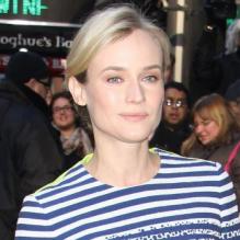 Diane Kruger porte une robe Preen de la pré-collection automne 2013, des sandales Loeffler Randall et un sac Chanel. New York, le 28 mars 2013.