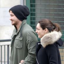 Kelly Brook et Danny Cipriani, bras dessus-bras dessous dans les rues de Londres. Le 29 mars 2013.