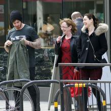 Kelly Brook et Danny Cipriani, accompagnés par la mère du rugbyman, se baladent dans les rues de Londres. Le 29 mars 2013.