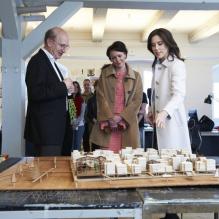 <p>La princesse Mary de Danemark et la Première dame de Finlande, Jenni Haukio, visitant l'Académie royale des beaux-Arts de Copenhague, le 4 avril 2013.</p>