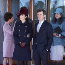 <p>Le prince Frederik et la princesse Mary de Danemark (la princesse Marie et la princesse Benedikte en arrière-plan) à l'aéroport de Copenhague le 4 avril 2013 pour accueillir le président de la Finlande, Sauli Niinistö, et son épouse Jenni Haukio.</p>