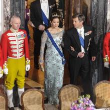 <p>La princesse Mary de Danemark arrivant pour le dîner en l'honneur du couple présidentiel finlandais au palais de Fredensborg le 4 avril 2013</p>