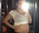 Kim Kardashian enceinte : Elle soulève le haut et dévoile son baby-bump