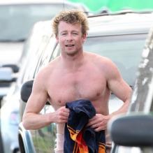Les deux amis Liev Schreiber et Simon Baker font du surf à Santa Monica, le 31 mars 2013 -Simon Baker est toujours aussi sexy !