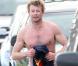 Simon Baker : Ultrasexy torse nu, le bel Australien est un surfeur émérite