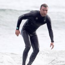Les deux amis Liev Schreiber et Simon Baker se sont offerts une séance de surf à Santa Monica, le 31 mars 2013.