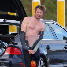 Les deux amis Liev Schreiber et Simon Baker font du surf à Santa Monica, le 31 mars 2013 - Le beau Simon Baker enlève sa combinaison