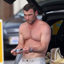Les deux copains Liev Schreiber et Simon Baker font du surf à Santa Monica, le 31 mars 2013
