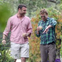 Naomi Watts, son mari Liev Schreiber et leurs fils Alexander et Samuel ont fêté Pâques chez Simon Baker à Brentwood, le 31 mars 2013