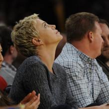 Charlize Theron lors du match entre les Los Angeles Lakers et les San Antonio Spurs au Staples Center de Los Angeles le 14 avril 2013