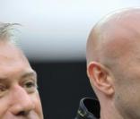 Didier Deschamps capitaine de l'équipe de France avec Fabien Barthez 