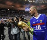 Zizou avec la coupe du monde