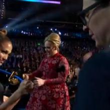 Adele sur la scène des Grammy Awards 2013 où la star a été récompensée du trophée de la meilleure performance pop solo, au Staples Center de Los Angeles, le 10 février dernier.
