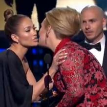Adele lors des Grammy Awards 2013 où la star a été récompensée par Jennifer Lopez, du trophée de la meilleure performance pop solo, au Staples Center de Los Angeles, le 10 février dernier.