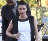 Kim Kardashian, enceinte : Glamour pour les 34 ans de Kourtney, chic au tribunal