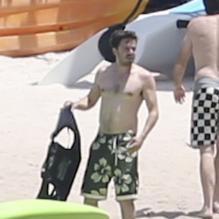Matt Damon et sa femme Luciana renouvellent leurs voeux après huit ans de mariage sur l'île de Sainte-Lucie. Avant la cérémonie, le couple et leurs amis se sont amusés sur la plage et dans l'eau. Photo prise le 13 avril 2013. Ici on peut voir Ben Affeck.