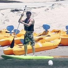 Matt Damon et sa femme Luciana renouvellent leurs voeux après huit ans de mariage sur l'île de Sainte-Lucie. Avant la cérémonie, le couple et leurs amis se sont amusés sur la plage et dans l'eau. Ici on peut voir Ben Affleck. Photo prise le 13 avril 2013.