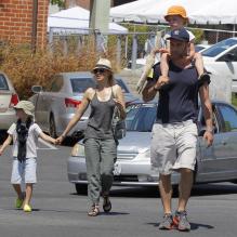 Liev Schreiber et Naomi Watts au côté de leurs enfants Alexander et Samuel au Kids Earth Day à Los Angeles, le 21 avril 2013.