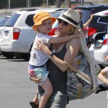 Naomi Watts et Samuel se rendent en famille au Kids Earth Day à Los Angeles, le 21 avril 2013.