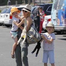 Naomi Watts et ses deux enfants au Kids Earth Day à Los Angeles, le 21 avril 2013.