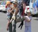 Naomi Watts et ses deux enfants au Kids Earth Day à Los Angeles, le 21 avril 2013.