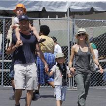 Liev Schreiber, Naomi Watts et ses deux enfants au Kids Earth Day à Los Angeles, le 21 avril 2013.
