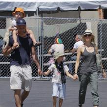 Liev Schreiber et Naomi Watts au Kids Earth Day à Los Angeles, le 21 avril 2013 avec leurs enfants.